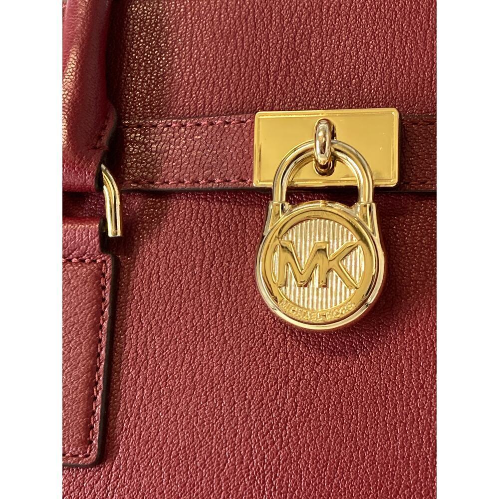 MICHAEL KORS, LARGE WINE LEATHER HANDBAG WITH LOCK CHARM. - Picture 2 of 16